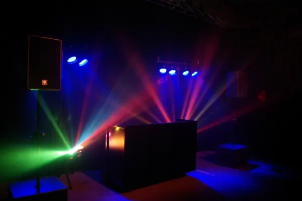 Discoshow met DJ-booth en gekleurde lichteffecten